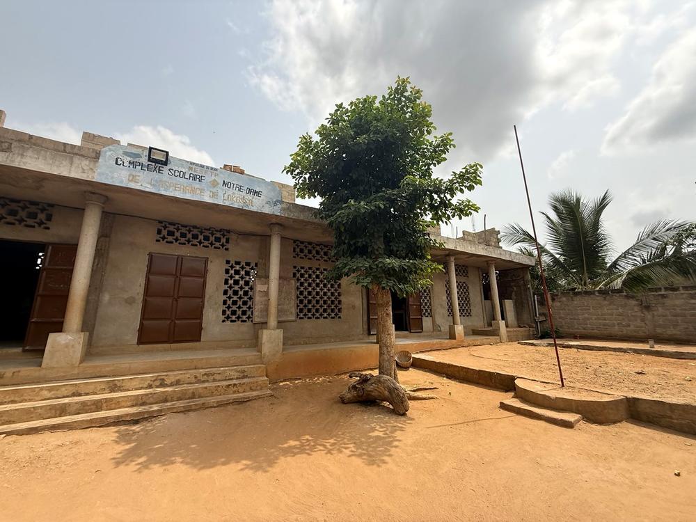 Bâtiment des salles de classe et cour